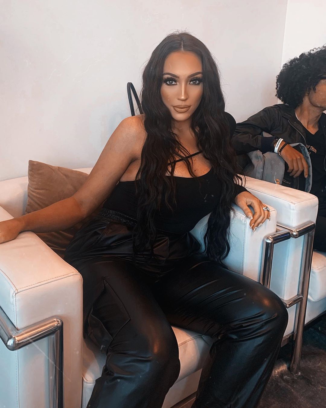 Похожа? Двойник Ким Кардашьян покоряет сеть жаркими фото в откровенных нарядах в духе звезды