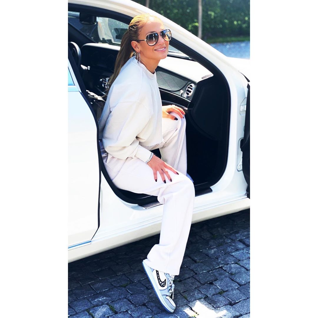 Безупречный total white: Дженнифер Лопес похвасталась стройной фигурой в стильном наряде