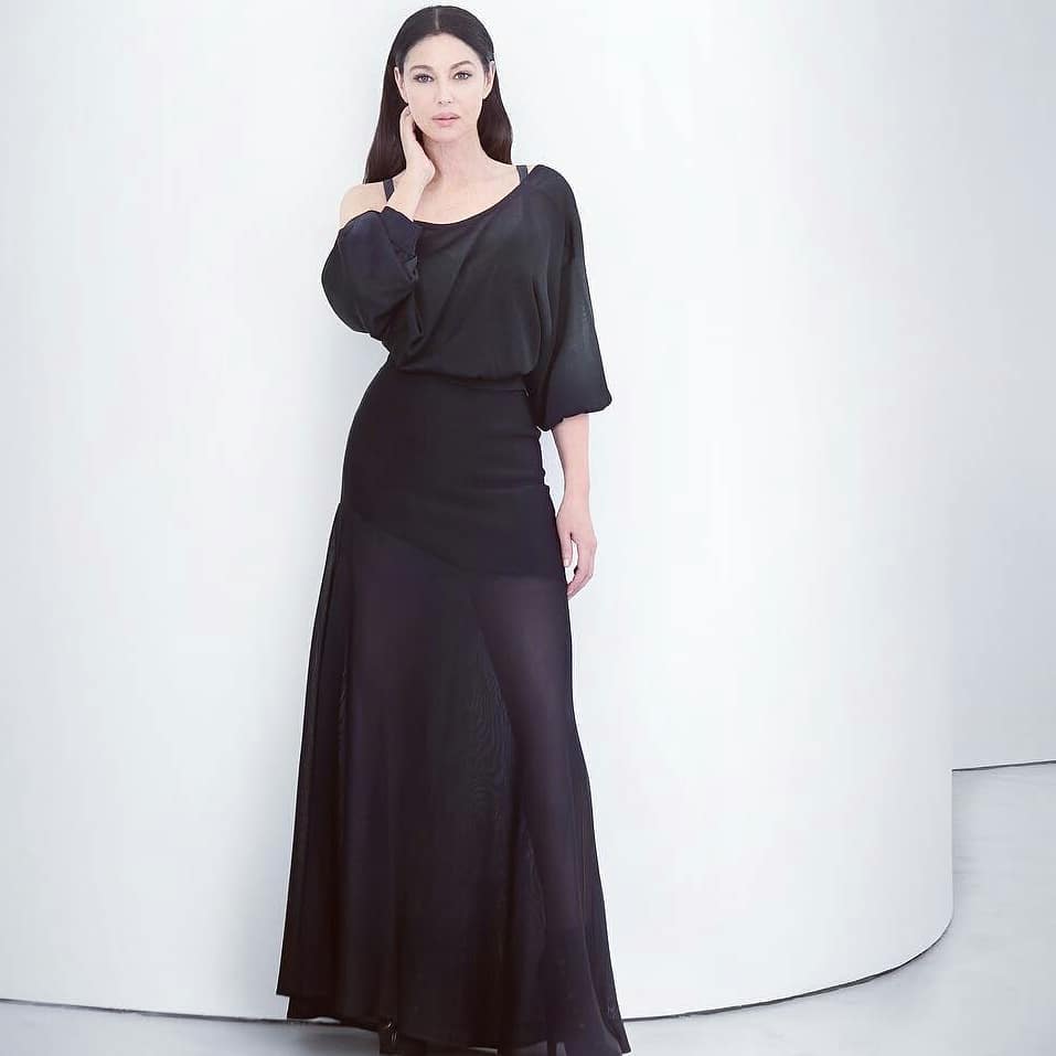 Деним ей к лицу: Моника Беллуччи похвасталась стройной фигурой в эффектном комбинезоне Dior