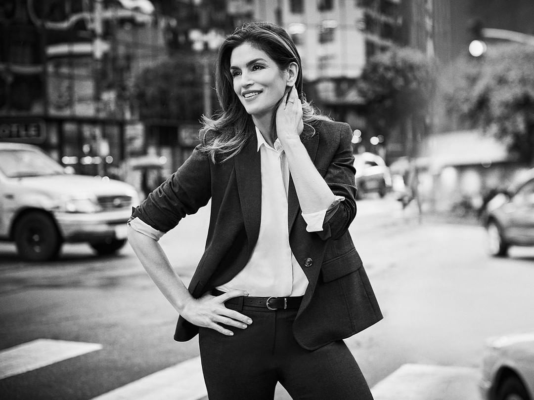 Соблазнительная бизнесвумен: 53-летняя Синди Кроуфорд восхитила стройной фигурой в новой съемке