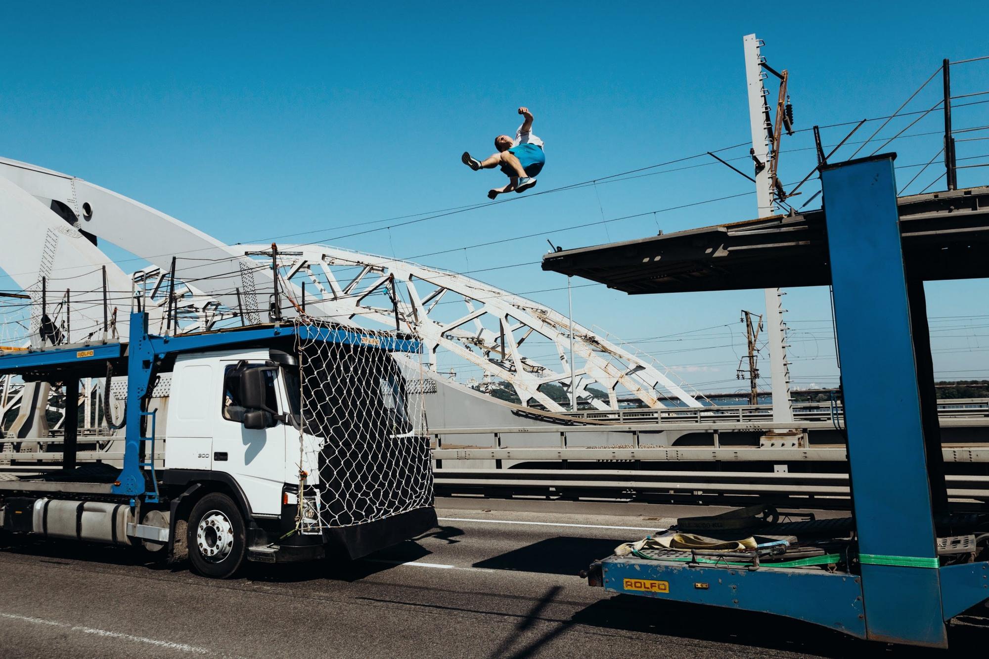 Украинец сделал сальто между двумя движущимися грузовиками: впечатляющее видео