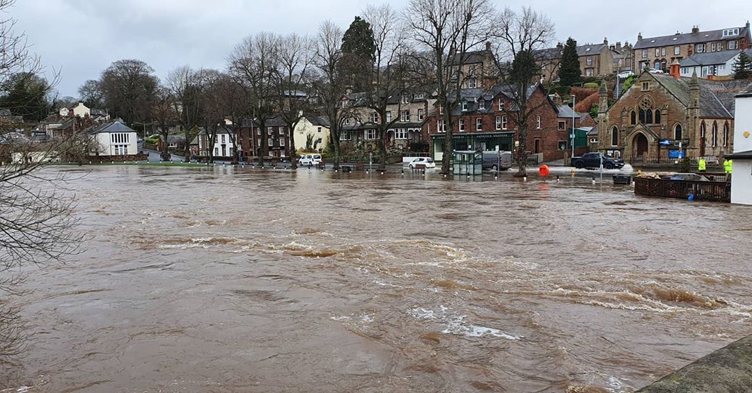 В Британии разбушевался смертоносный ураган "Деннис": фото и видео стихии