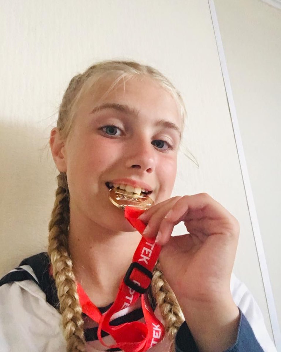 Словно подросток: 37-летняя Наталья Водянова восхитила стройными ногами в мини-юбке