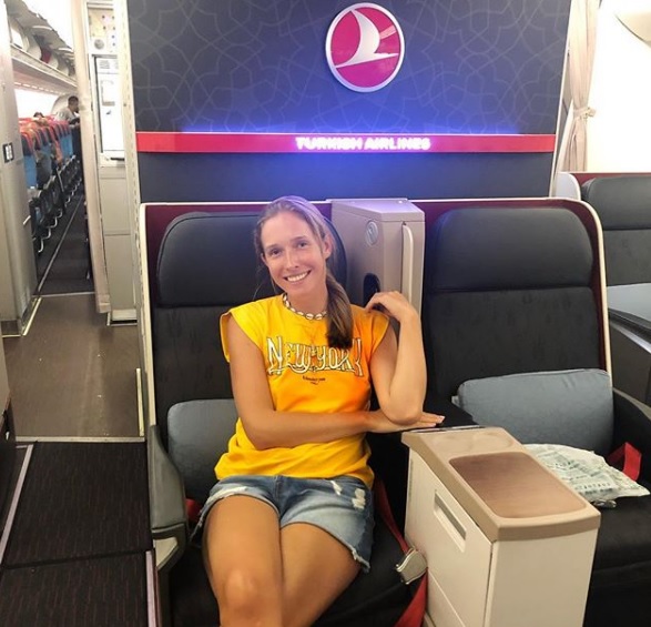 "Загорелая и в шортах": Катя Осадчая вернулась с Маврикия