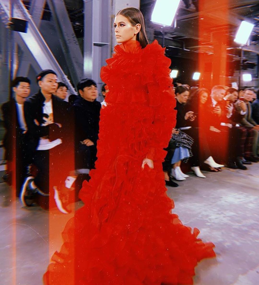 Дочь Синди Кроуфорд в роскошном наряде стала звездой показа Valentino