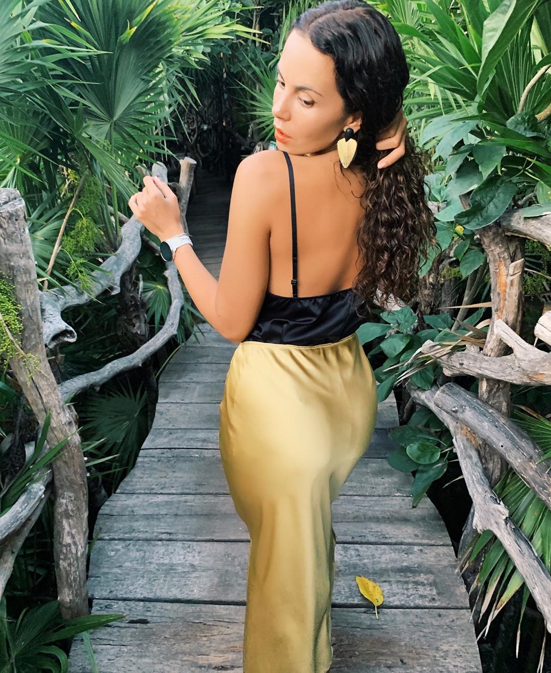 "Тропиканка": Настя Каменских в эффектном шелковом платье прогулялась по джунглям