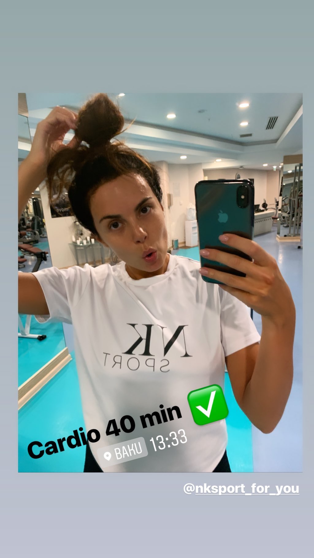 Розслаблена Настя Каменських блиснула трендовим луком в Баку