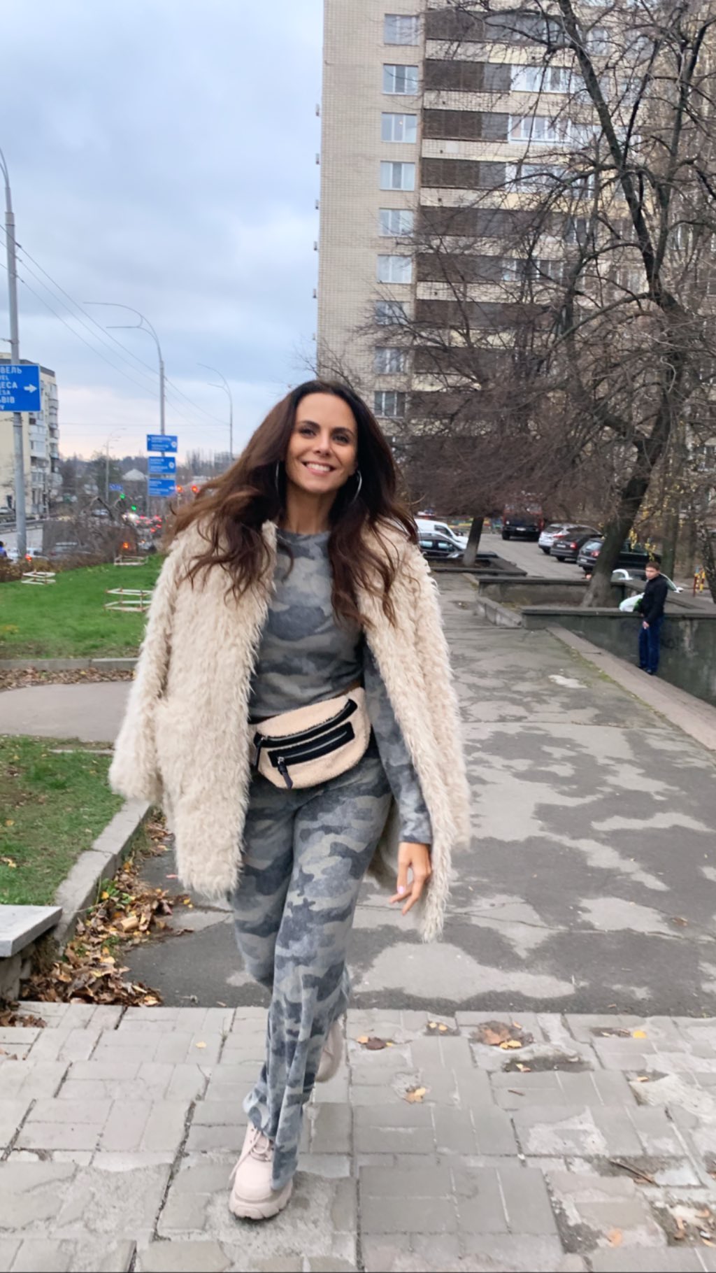 С эко-шубкой на плечах: Настя Каменских перевоплотилась в "милитари-девчонку"
