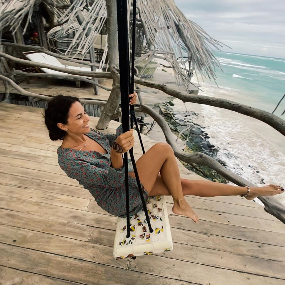 Немов дівчинка: Настя Каменських на гойдалках дала розглянути витонченість спортивних ніжок