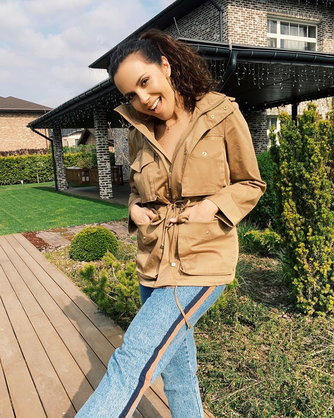 Романтичные кудряшки: Настя Каменских похвасталась сразу двумя трендовыми образами на весну-2020