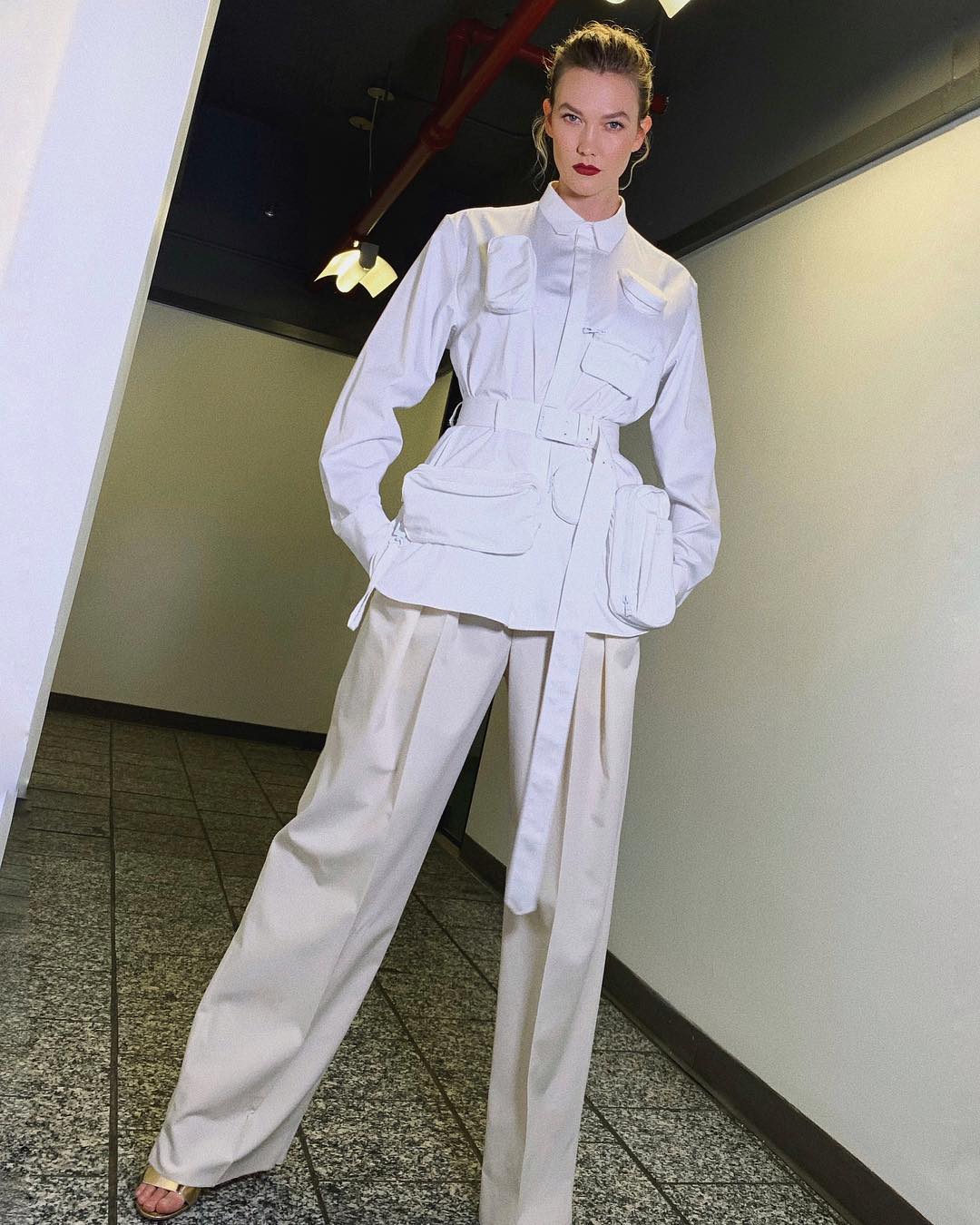 Карли Клосс в рубашке Louis Vuitton