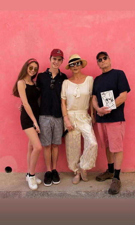 Голливудская актриса восхитила образом в платье-вышиванке на отдыхе