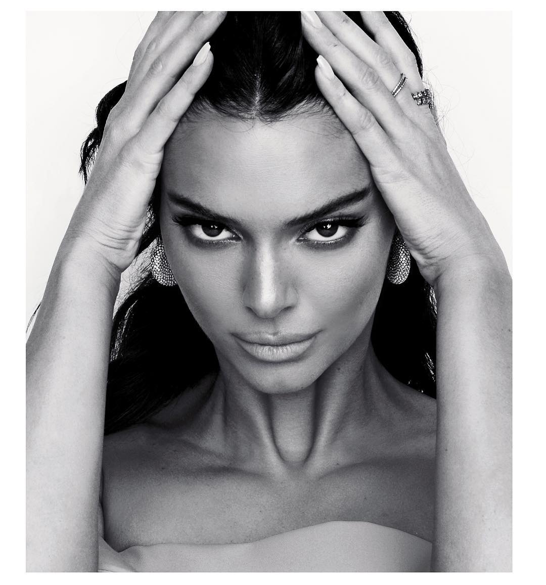 Одна другой краше: Ким Кардашьян и Кендалл Дженнер взорвали сеть "горячим" фото