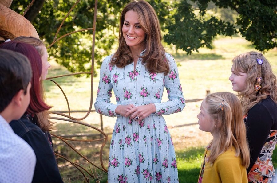 Икона стиля: Кейт Миддлтон демонстрирует, с чем сочетать самые модные брюки сезона