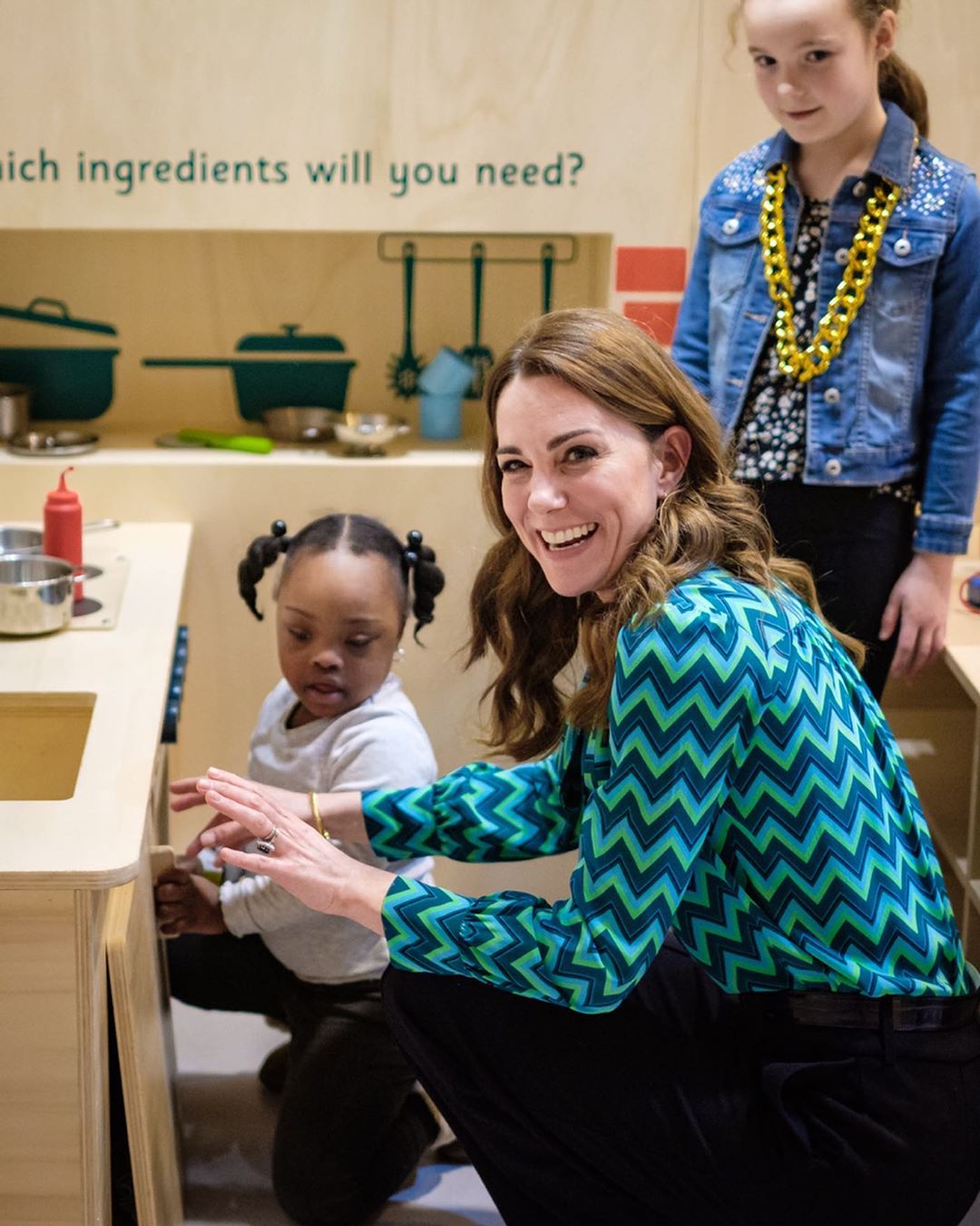 Кейт Міддлтон в блузі за 9000 грн і брюках-кльош показала, як виглядати стрункіше і вище