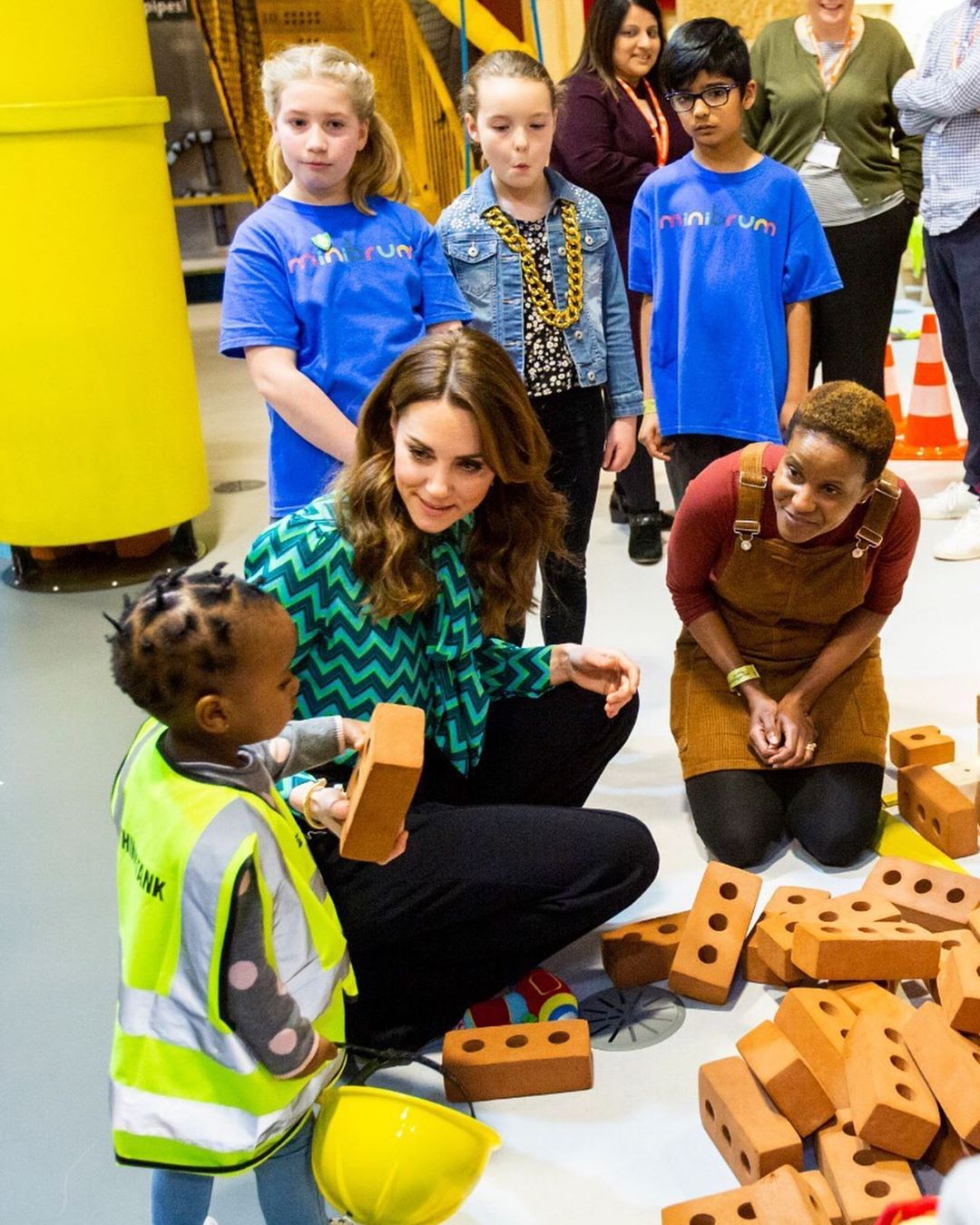 Кейт Міддлтон в блузі за 9000 грн і брюках-кльош показала, як виглядати стрункіше і вище