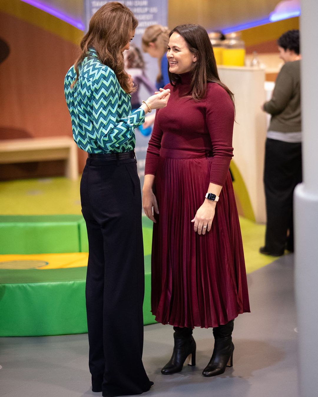 Кейт Міддлтон в блузі за 9000 грн і брюках-кльош показала, як виглядати стрункіше і вище