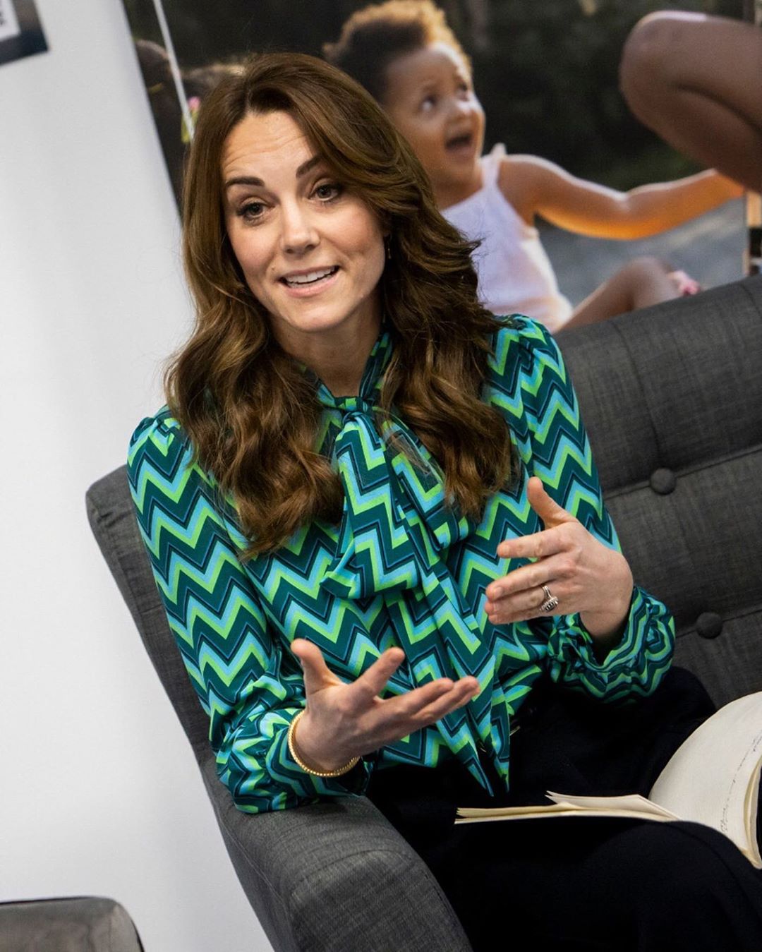 Кейт Міддлтон в блузі за 9000 грн і брюках-кльош показала, як виглядати стрункіше і вище