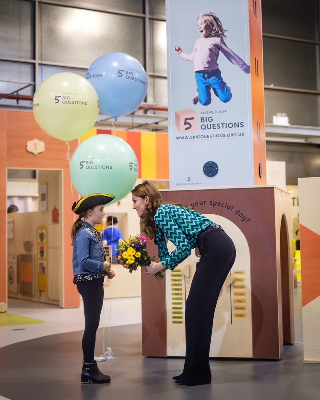 Кейт Міддлтон в блузі за 9000 грн і брюках-кльош показала, як виглядати стрункіше і вище