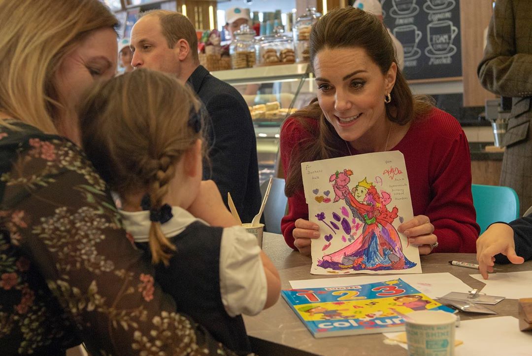 Кейт Миддлтон показала образ ко дню святого Валентина в шарфе с сердечками и красном платье