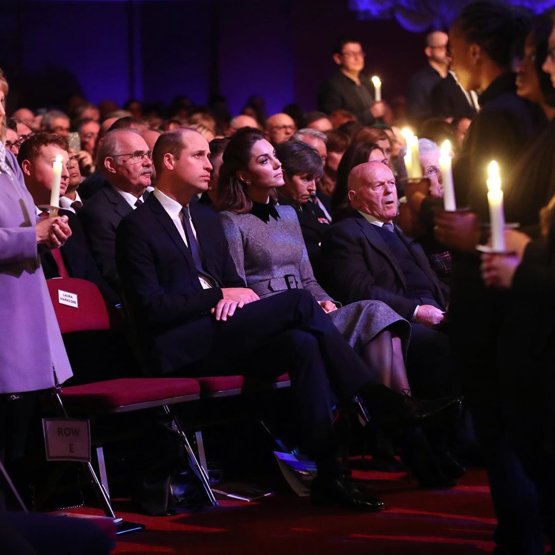 Кейт Миддлтон в "платье-школьницы" показала идеальный ансамбль для торжественных случаев