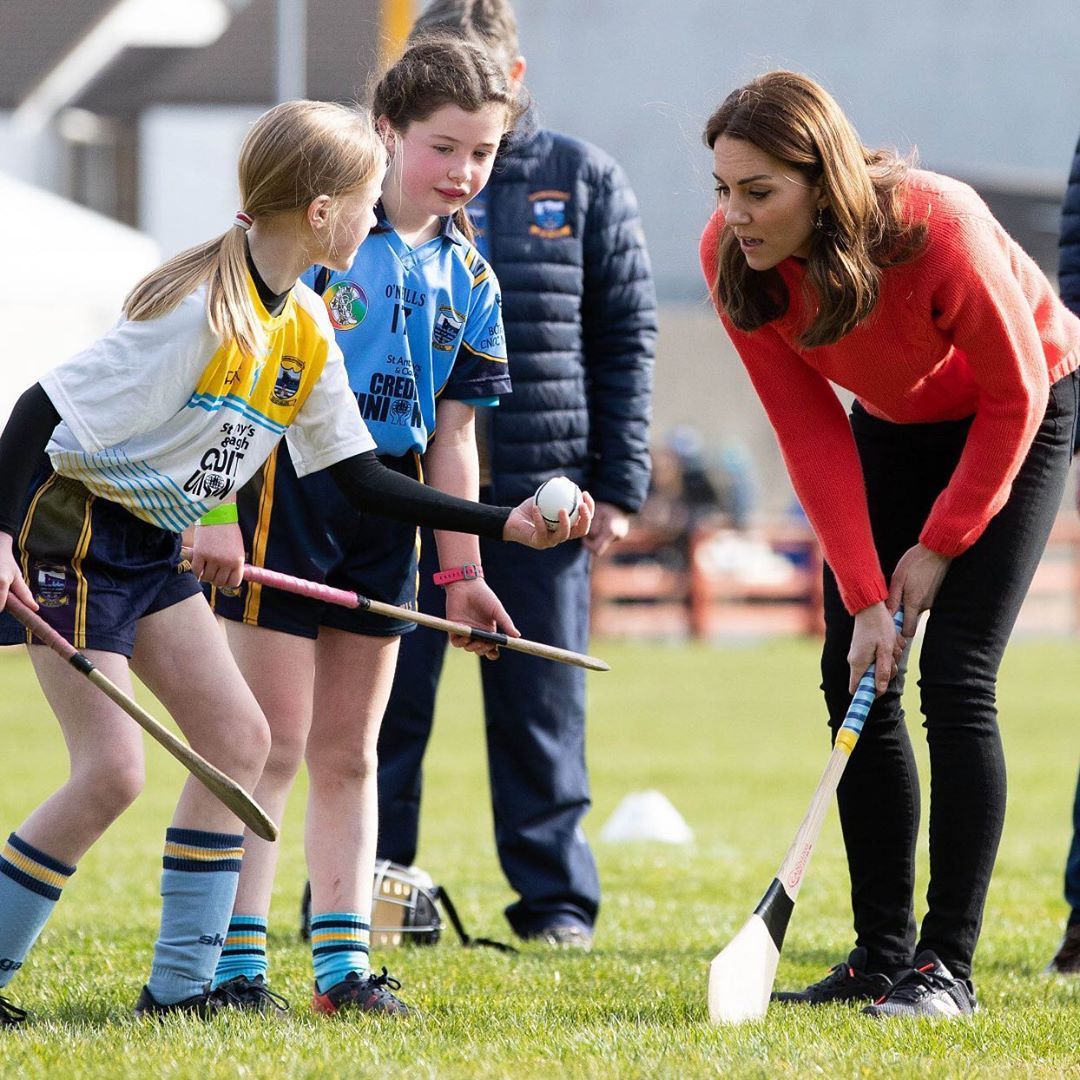 Мама троих детей: Кейт Миддлтон в облегающих брюках покорила идеально стройными ножками