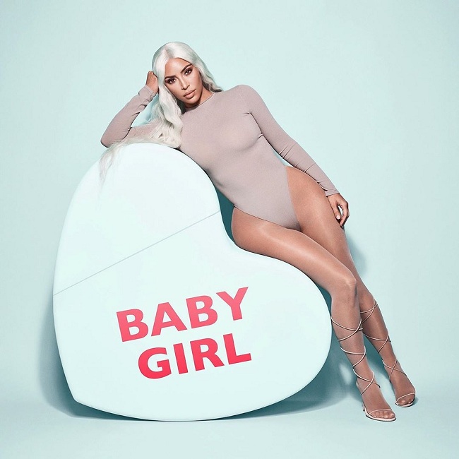 Осторожно, горячо! Ким Кардашьян "зажигает" в образе роскошной блондинки