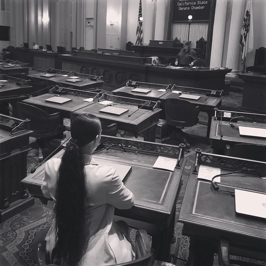 В кроп-топе и длинной юбке: Ким Кардашьян подчеркнула тонкую талию стильным нарядом