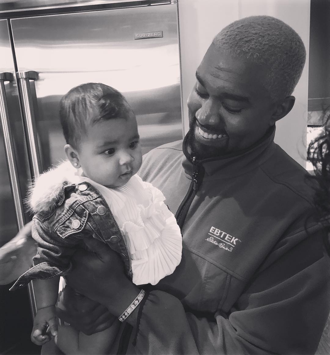 Он идеален: Ким Кардашьян впервые показала лицо новорожденного сына