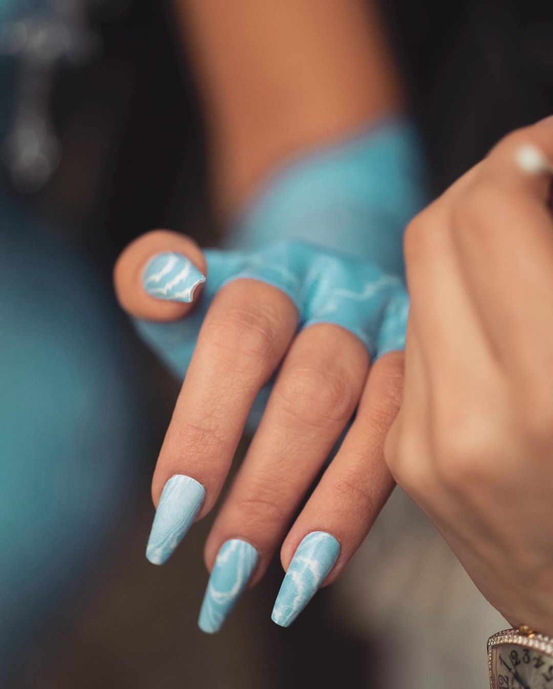 Хрустальная девушка: Ким Кардашьян восхищает стройной фигурой в латексном платье