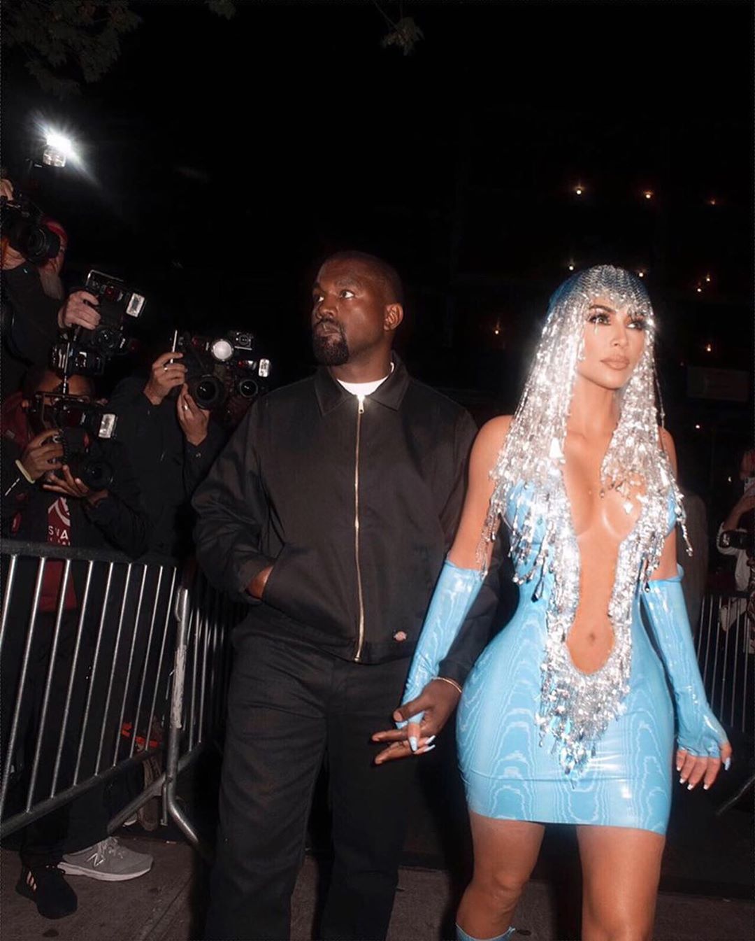 Хрустальная девушка: Ким Кардашьян восхищает стройной фигурой в латексном платье