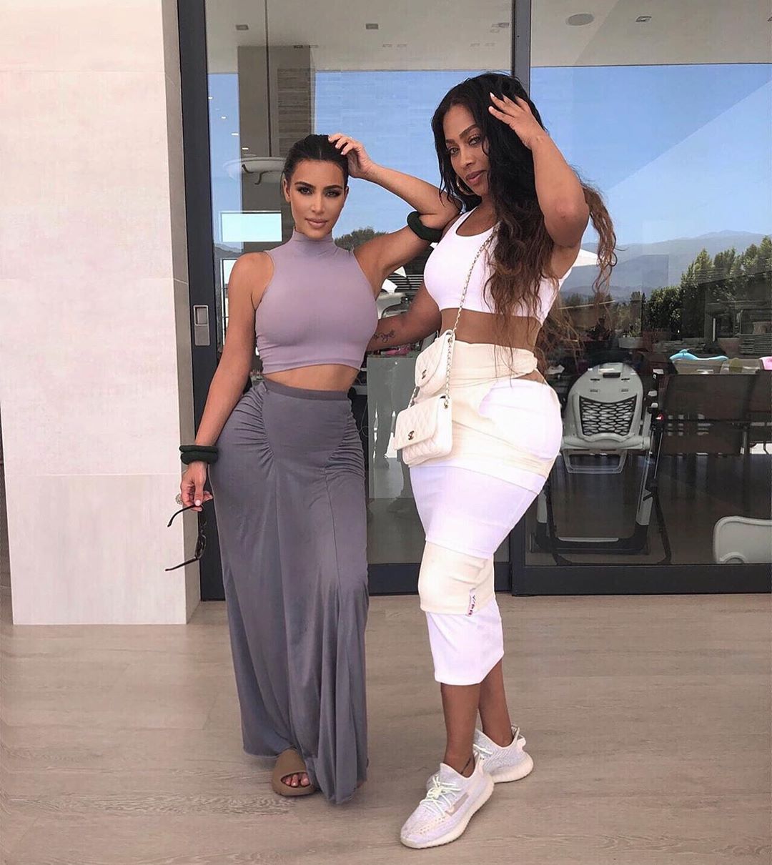 В кроп-топе и длинной юбке: Ким Кардашьян подчеркнула тонкую талию стильным нарядом