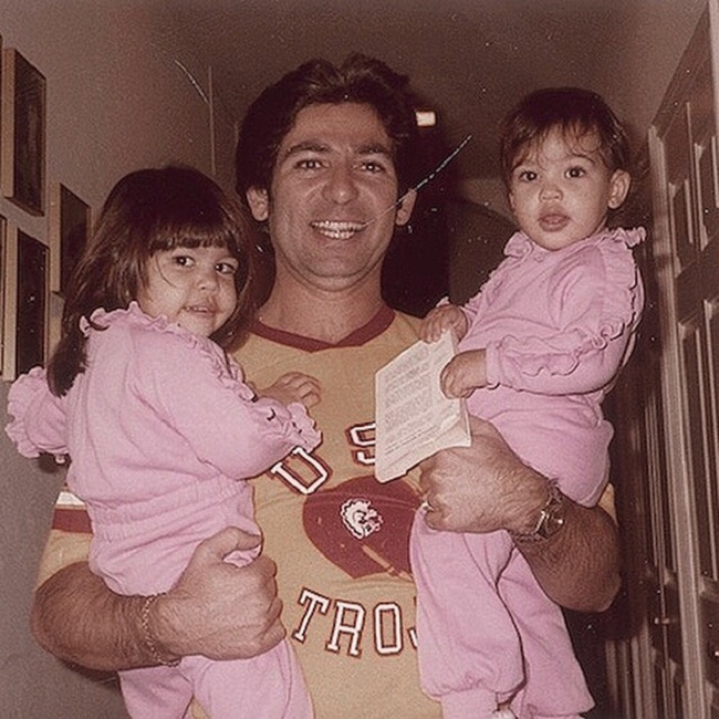 Просто чудові: Кім Кардашьян зворушила шанувальників архівним фото з батьком і сестрою