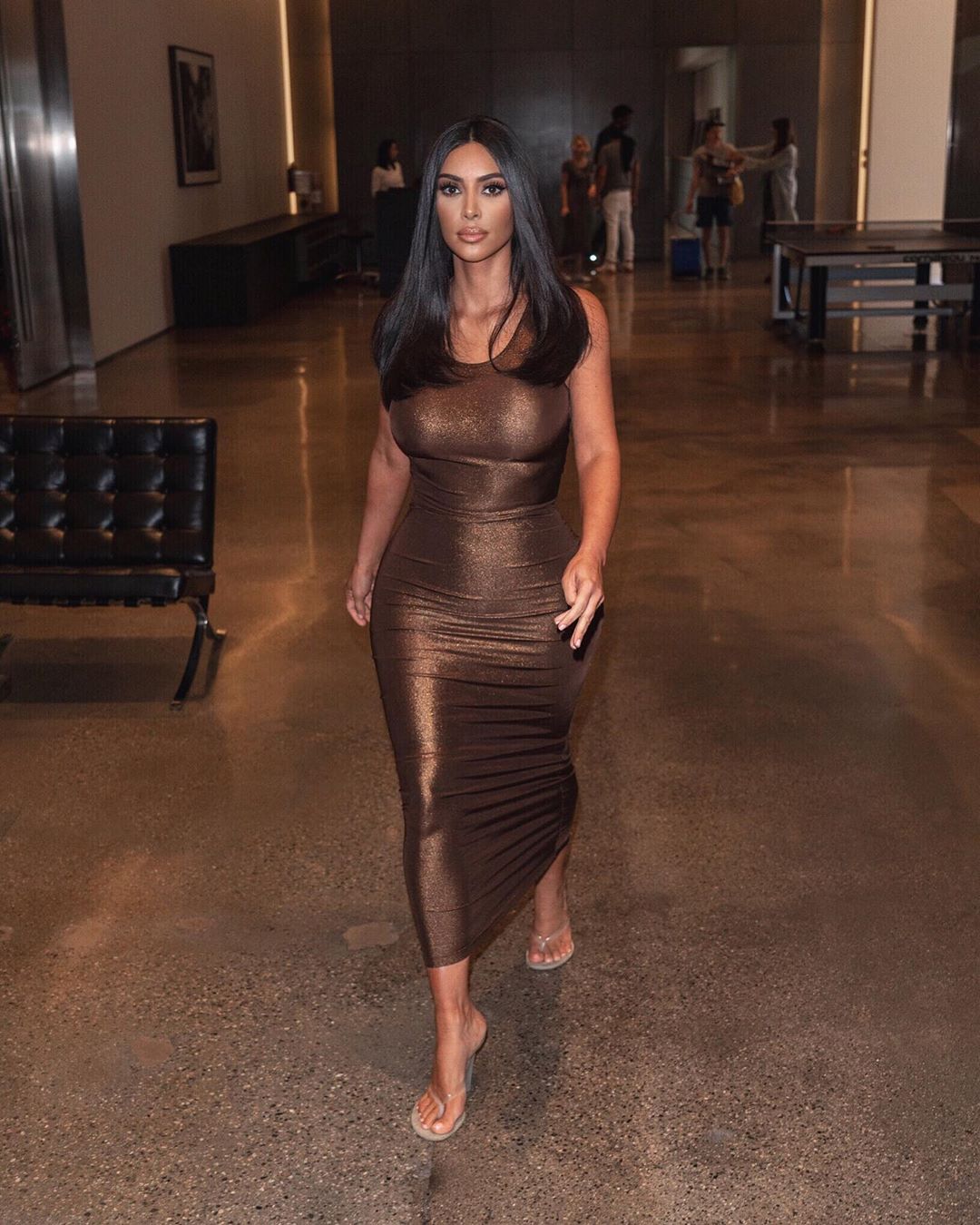 Совершенна: Ким Кардашьян демонстрирует роскошные формы в бронзовом платье
