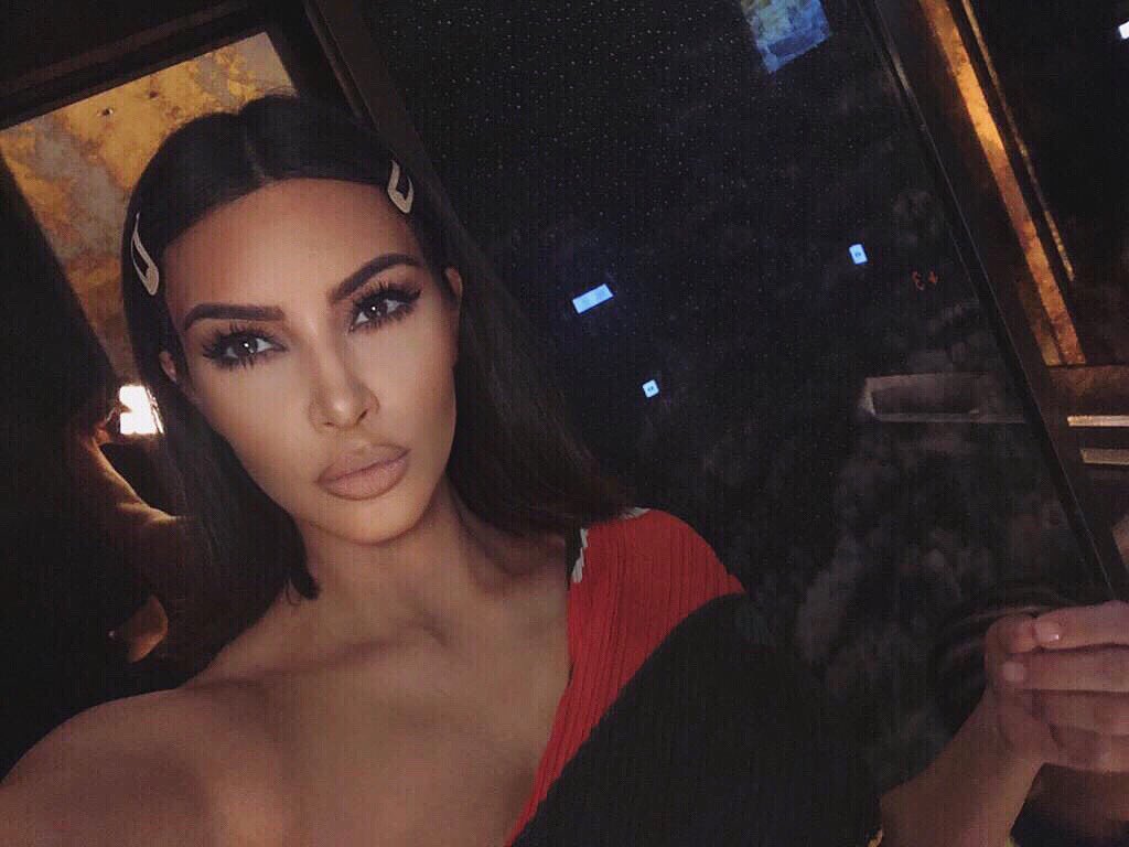 Совершенна: Ким Кардашьян демонстрирует роскошные формы в бронзовом платье