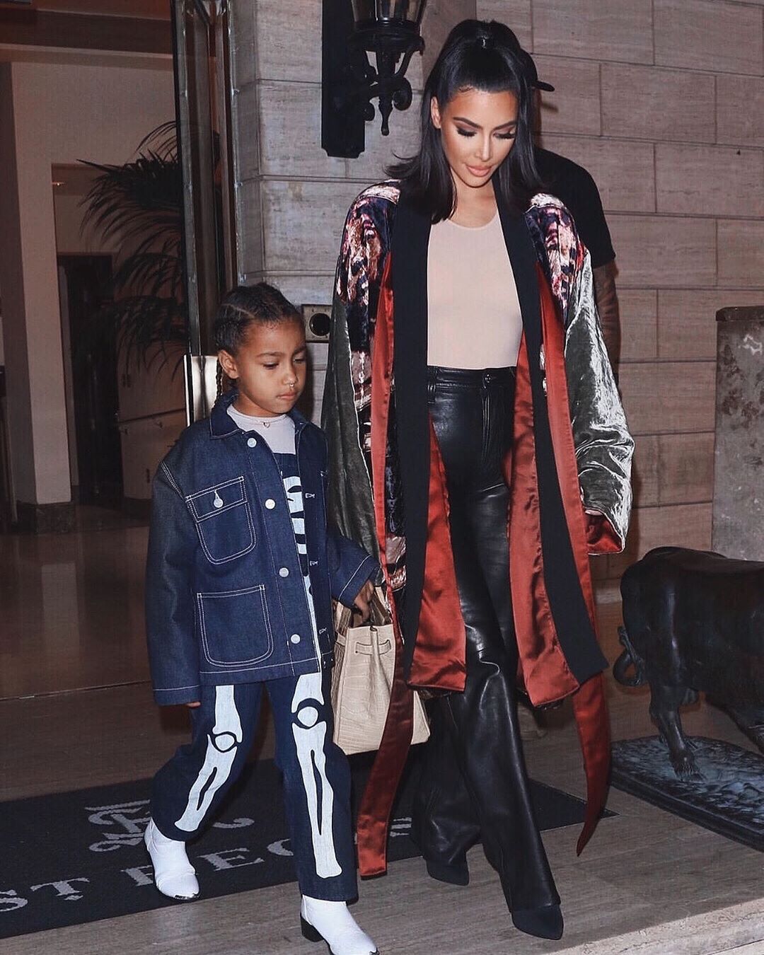 Мамина дочка: Кім Кардашьян демонструє нове стильне вбрання 6-річної Норт