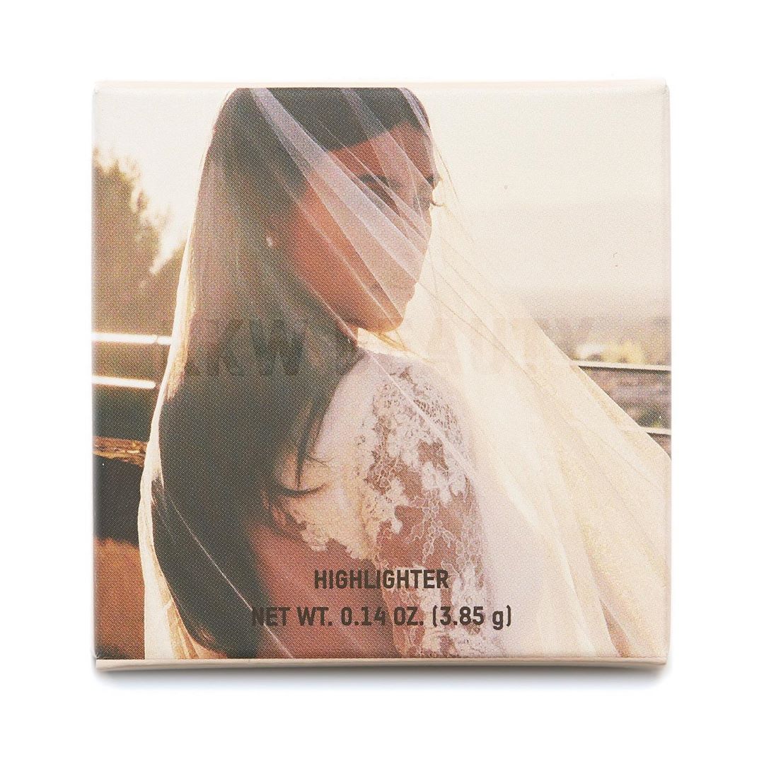 В обіймах коханого: Кім Кардашьян зворушила ніжними весільними фото