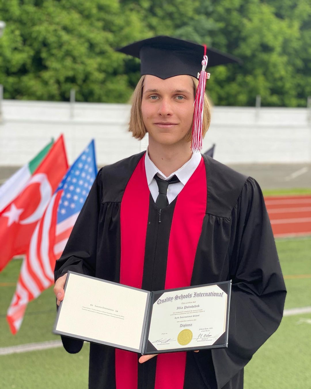 Беременная Осадчая показала старшего сына-выпускника (фото)