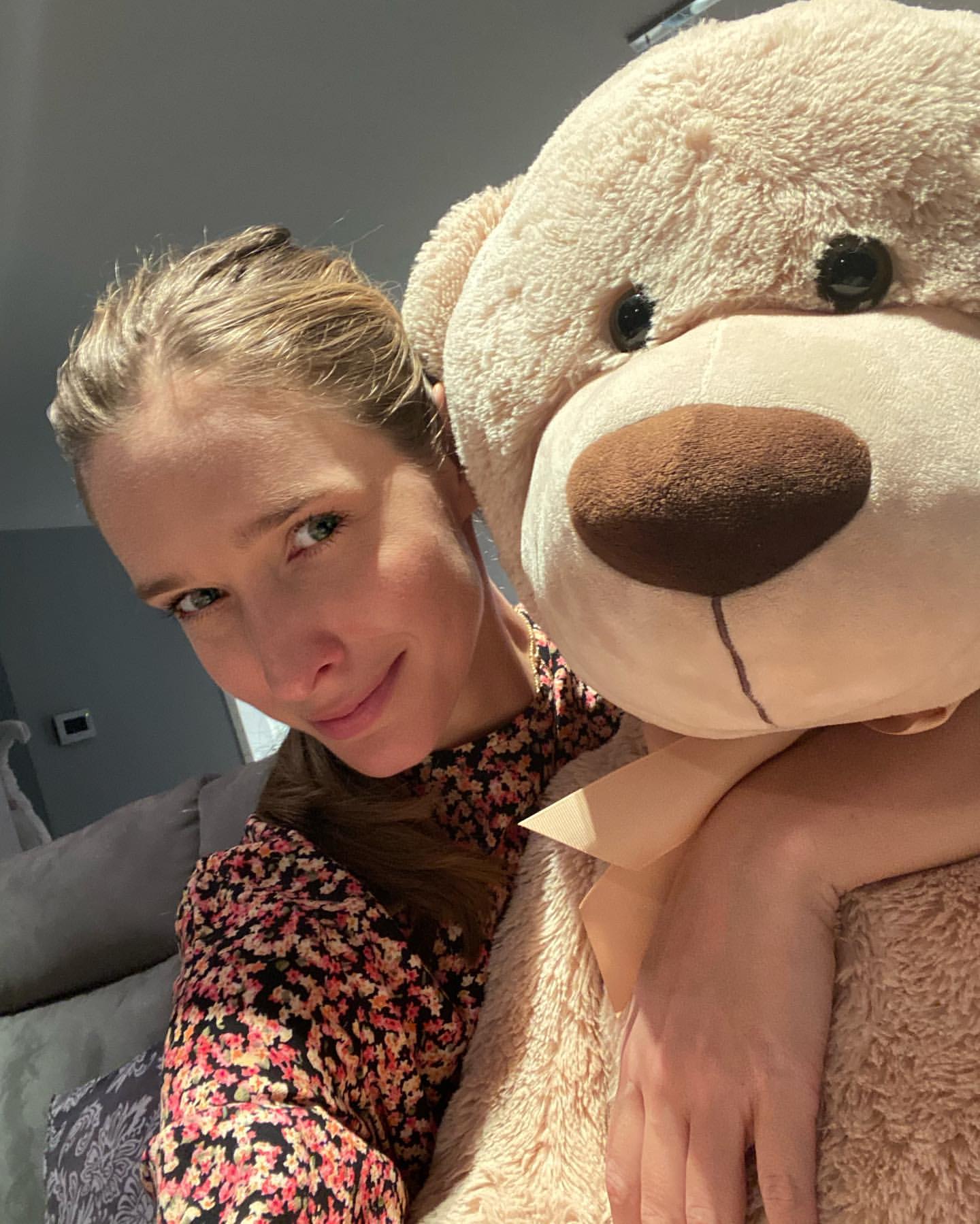 В маске и вечернем платье: Катя Осадчая приоткрыла тайну каратинных будней на работе