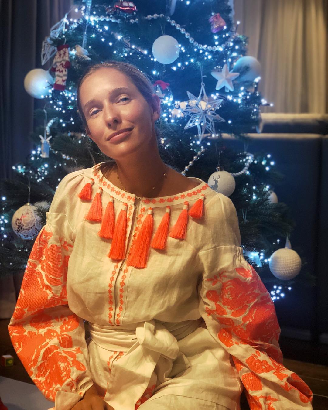 Катя Осадчая в платье-вышиванке