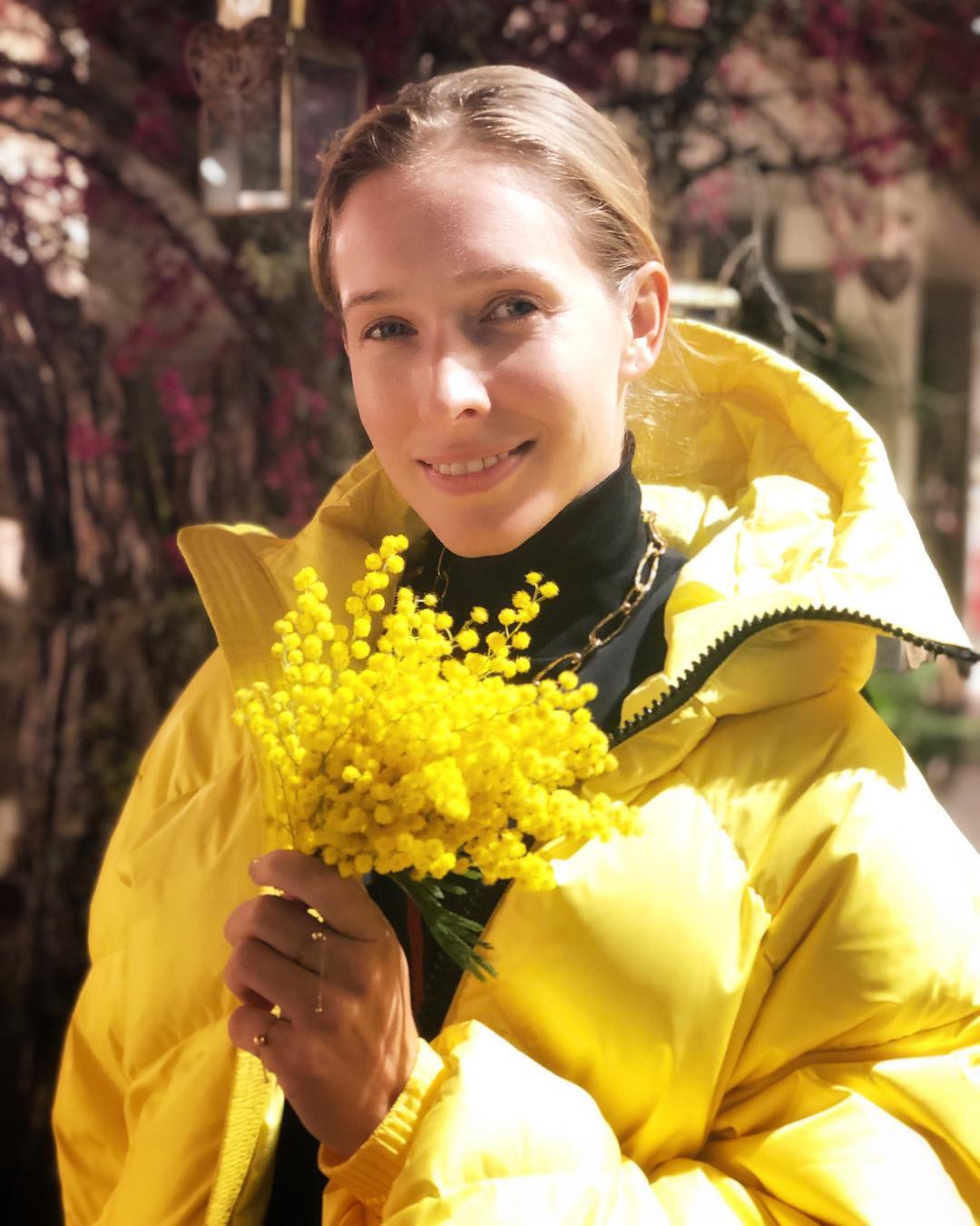 Девушка-мимоза: Катя Осадчая восхитила фанов солнечным весенним фото