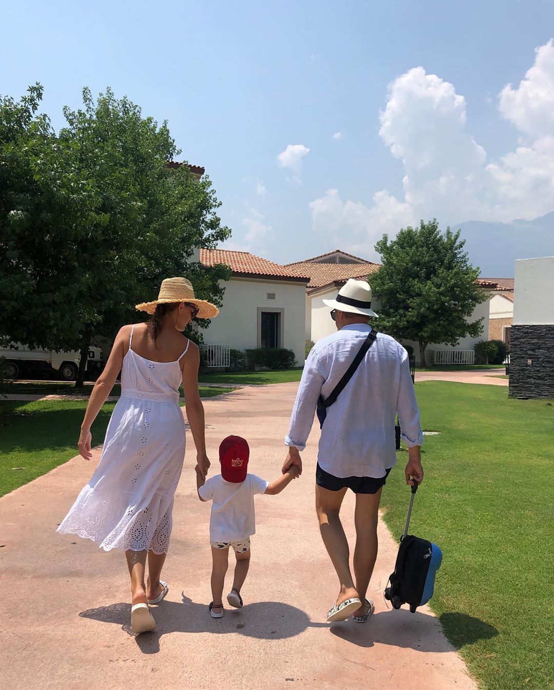 "Це наше літо": засмагла Катя Осадча замилувала мережу сімейними фото з Туреччини