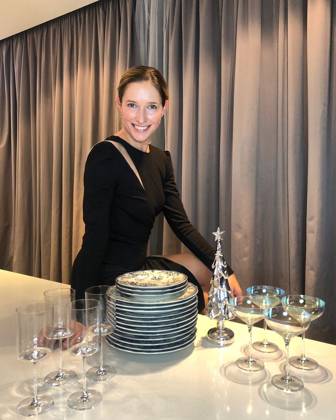 Нарядная Катя Осадчая похвасталась "боевой" готовностью к встрече Нового года 2020