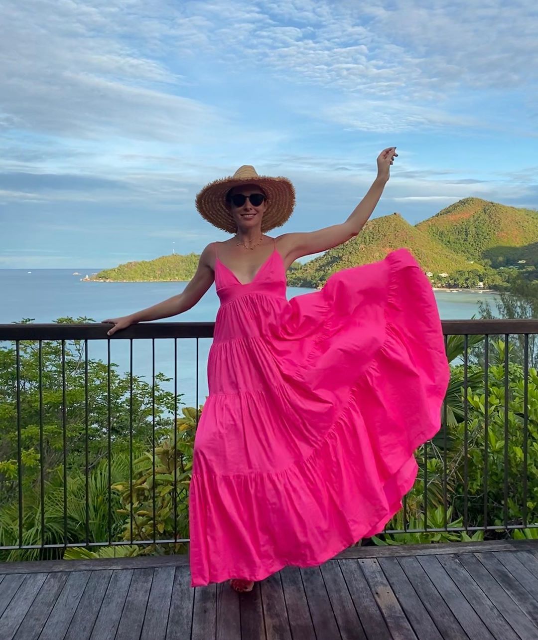 Босоноге щастя: Катя Осадча в "соковитому" вбранні заворожила веселим танцем