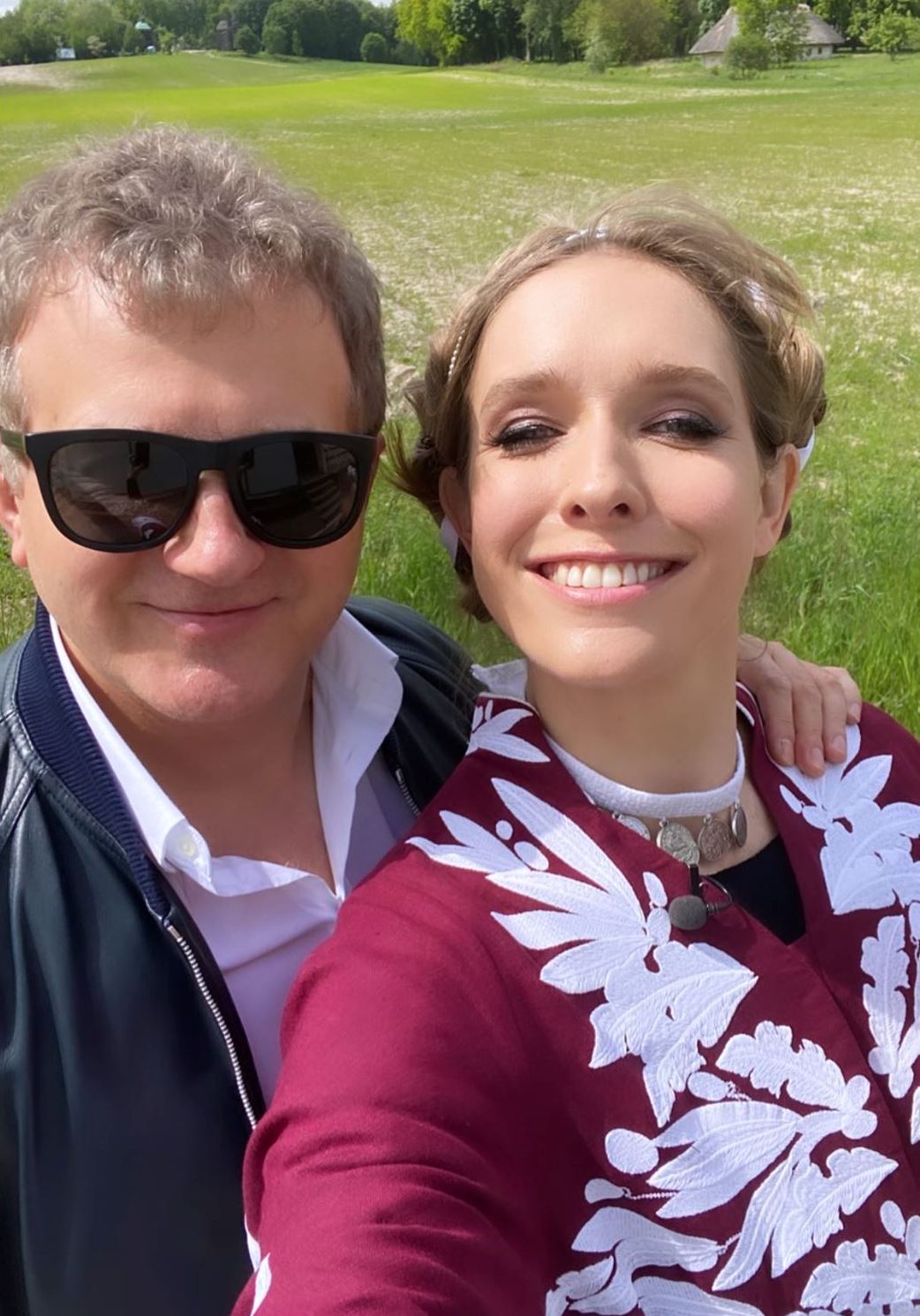 Козак и козачка: Осадчая и Горбунов заинтриговали совместной съемкой с народным колоритом