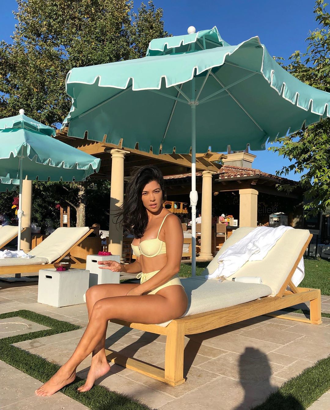 Кортні Кардашян похвалилася пишними формами в прозорій сукні