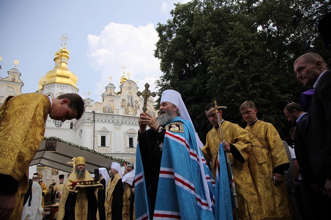 у Лаври почалося богослужіння