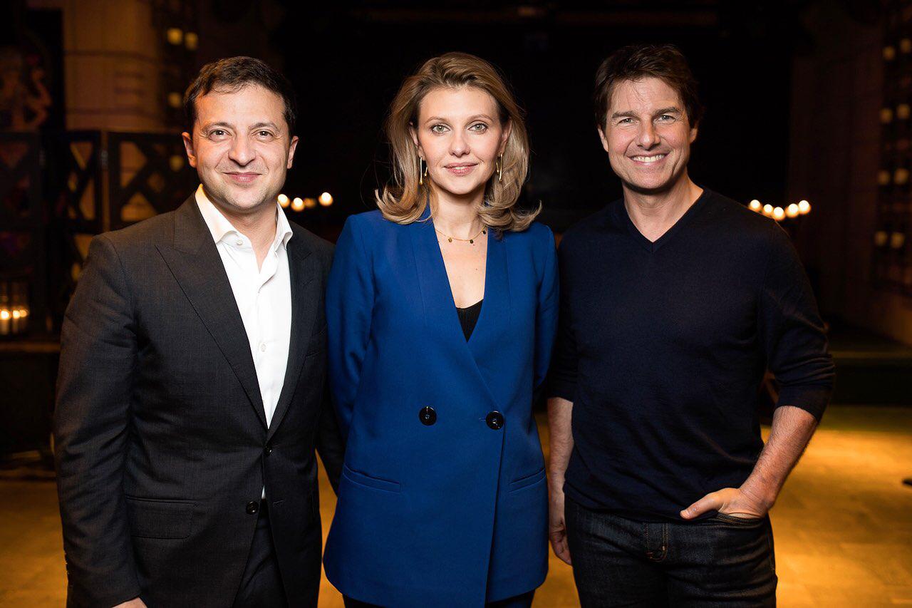 Синій їй до лиця: Олена Зеленська захопила новим яскравим образом і незвичайною укладкою