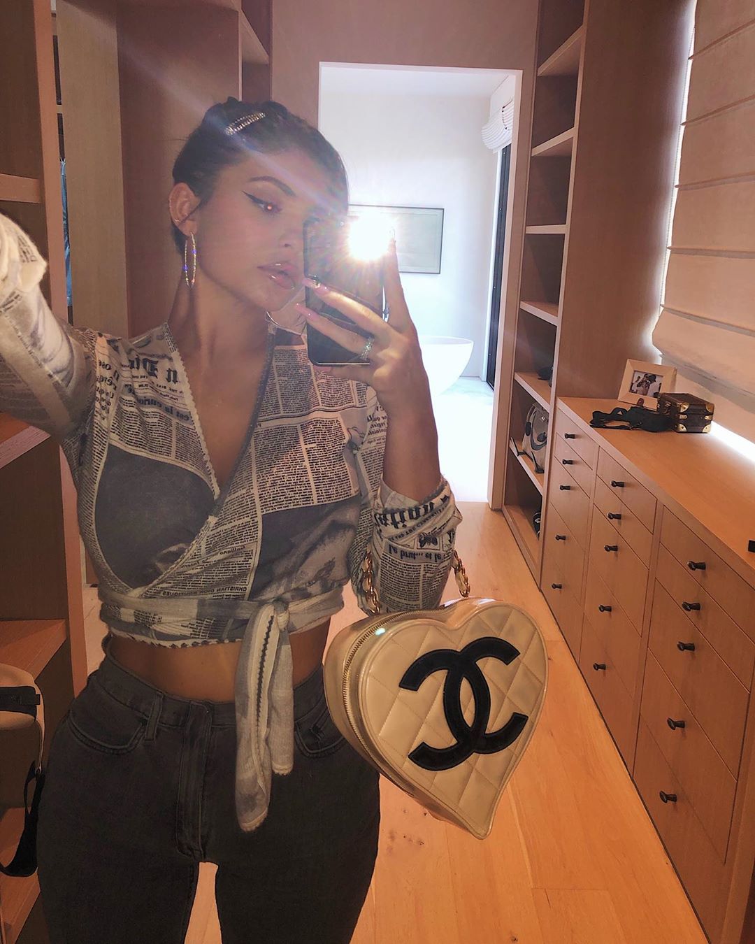 Первая всегда: Кайли Дженнер подчеркнула пышные формы эффектным нарядом