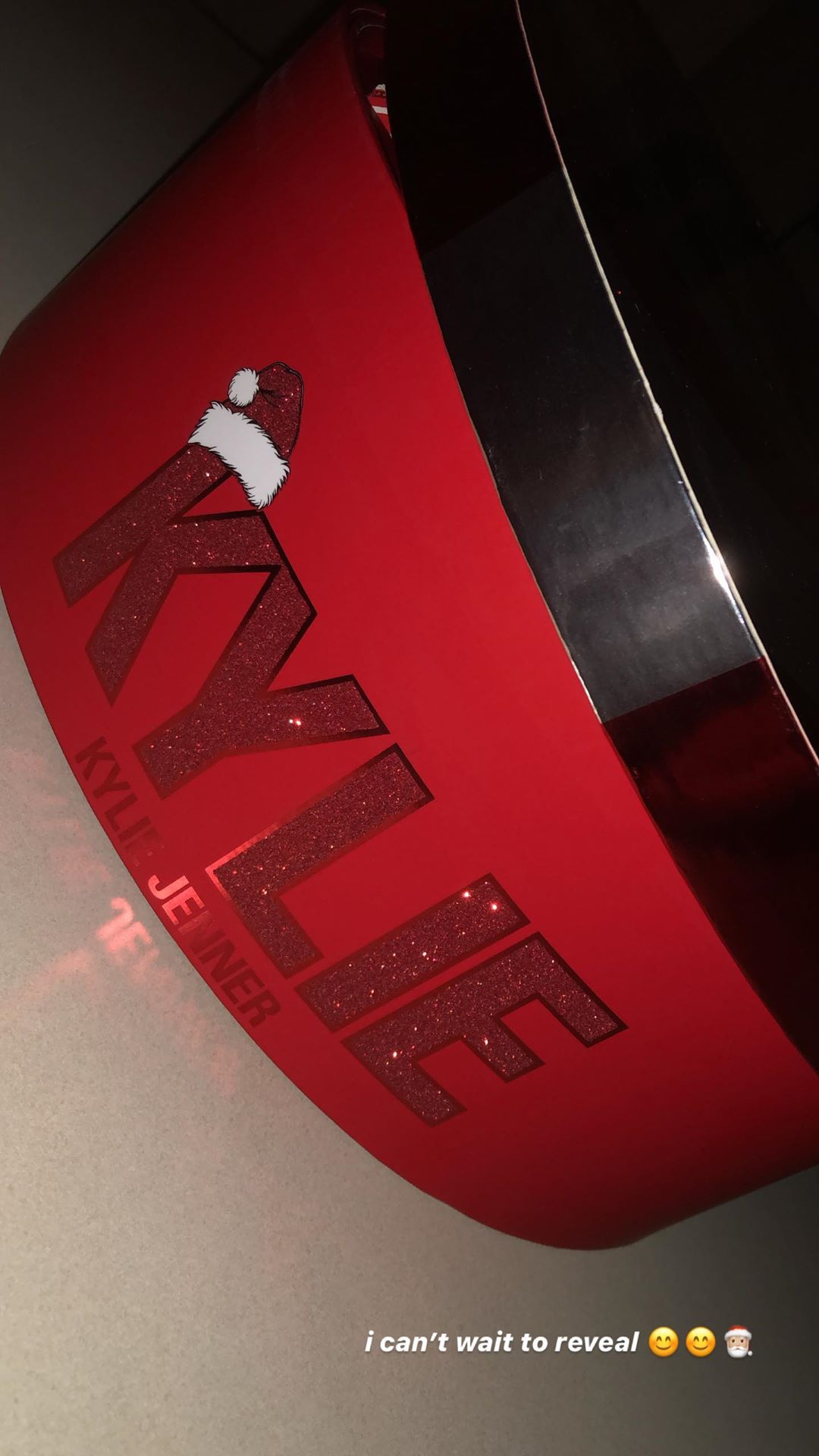 Погана дівчинка: Кайлі Дженнер розбурхала мережу пишними формами в екстремальному міні